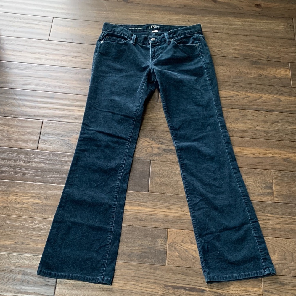 LOFT Dark Navy Boot-Cut Corduroy Jeans. Pre-owned with great condition. Size:6.